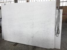 Lieferung rohe Unmaßplatten 2 cm aus Natur Marmor BIANCO CARRARA C 2809. Detail Bild Fotos 