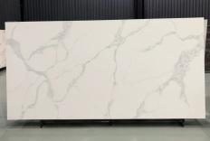 Lieferung polierte Unmaßplatten 3 cm aus künstlichem Aglo Quarz SAN MARINO V7004. Detail Bild Fotos 